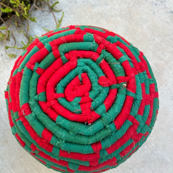 Vtg Christmas Red and Green Fabric Rag Basket. Farmhouse Country. - Picture 5 of 6